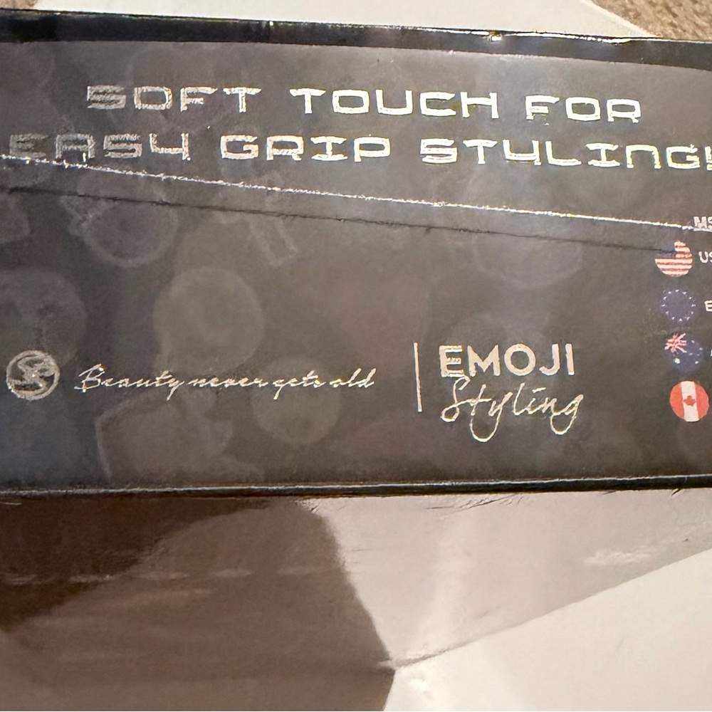 Royale Hair Straightener with Emoji Design - Picture 9 of 9